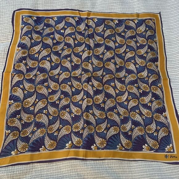 Vintage Vera Elegant Blue and Gold Patterned Scarf - Picture 3 of 9